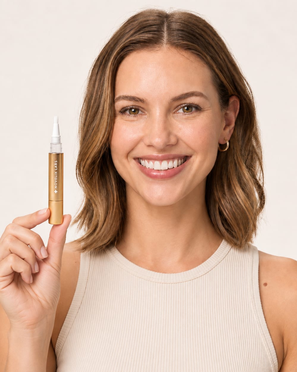 Novelix Pro Gold pen in hand
