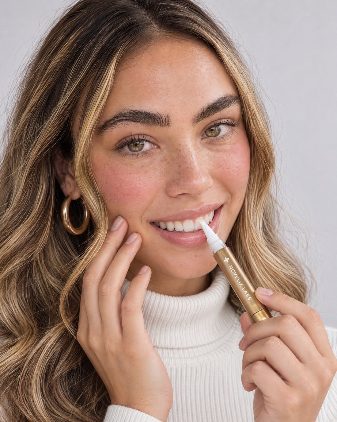 Applying the whitening pen
